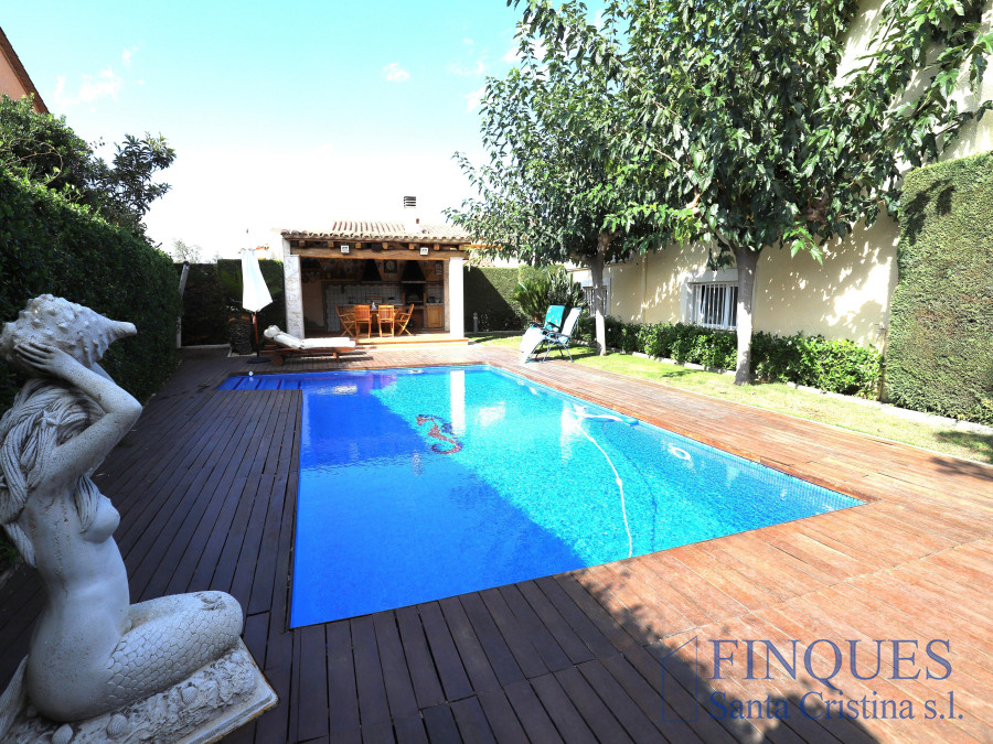 Mas Trempat, Casa con jardín i piscina